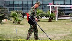 Vietnamský voják prohledává okolí letit v Hanoji detektorem kov, aby...
