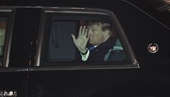 Trump mává z auta po píletu na letit v Hanoji.