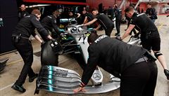 Pilot Valtteri Bottas s mechaniky Mercedesu asi nemá jednoduché spaní. Dvodem...
