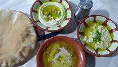Typické jordánské jídlo, pita chleba, hummus, pyré z fazolí a lilku.