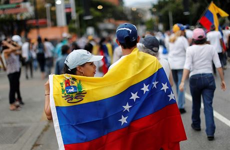 Podporovatelé opozice na demonstraci v Caracasu.