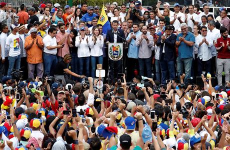 Madura ped ppadnm zsahem proti Guaidovi pi jeho nvratu do Venezuely...