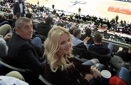 Andrej Babi s manelkou Monikou Babiovou na zpase NBA.