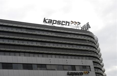 Loga společnosti Kapsch na budově jejího sídla v Praze.