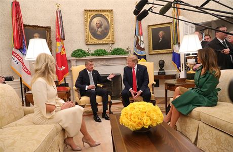 Donald Trump a Andrej Babi s manelkami v pracovn Blho domu.