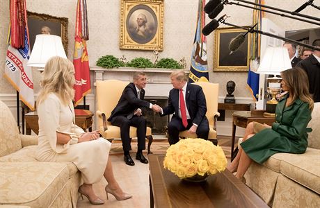 Donald Trump a Andrej Babi s manelkami v Ovln pracovn Blho domu.