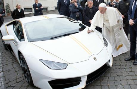 Pape Frantiek podepisuje své Lamborghini Huracán