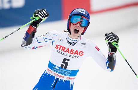 Petra Vlhová se raduje z triumfu ve slalomu na SP v Záhebu.