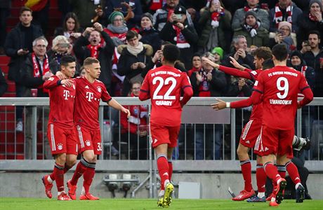 Fotbalisté Bayernu Mnichov se radují ze vstelené branky do sít Wolfsburgu