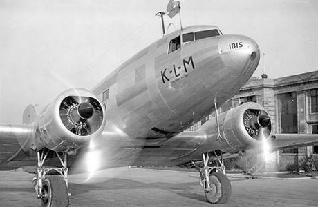 Douglas DC 3. Britská tajná sluba si pro evakuaci eskoslovenských zpravodajc...