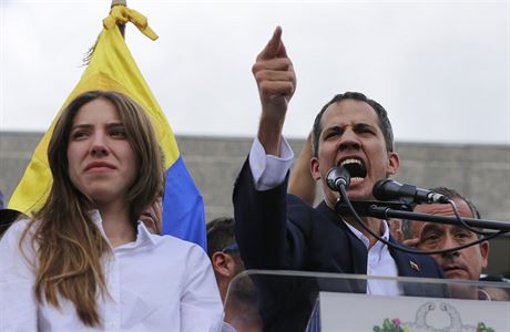 Juan Guaidó s manelkou po píletu do Venezuely.