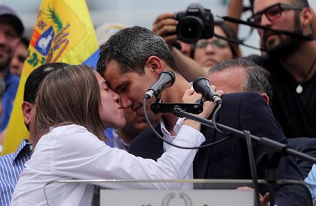 Juan Guaid s manelkou Fabianou Rosales po pletu do Venezuely