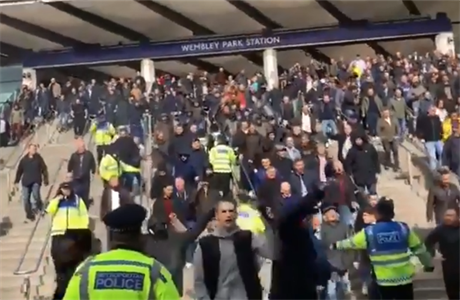 Fandové Arsenalu míící na stadion Wembley.