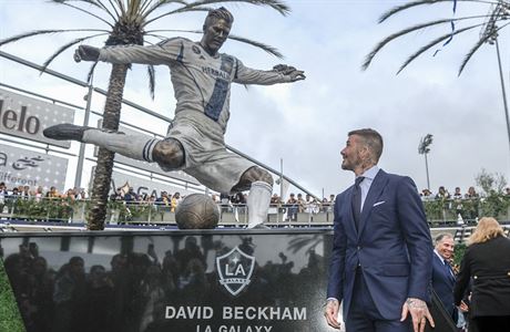 David Beckham u své sochy.