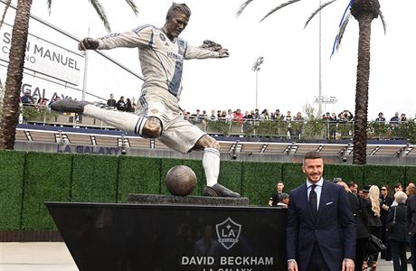Klub Los Angeles Galaxy postavil Beckhamovi sochu.