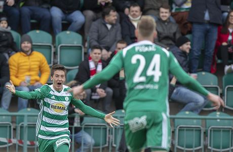 Hrái Bohemians se radují z neplatného gólu. Zleva: Antonín Vaníek a David...