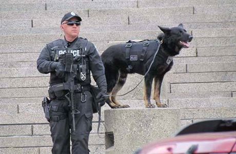 Balistick vesty nos adu let tak sluebn psi americkch policist.