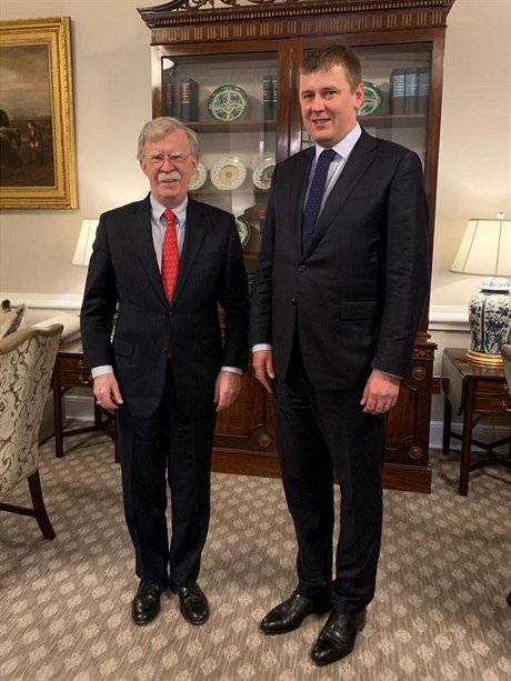 Ministr Tomá Petíek a bezpenostní poradce John Bolton.