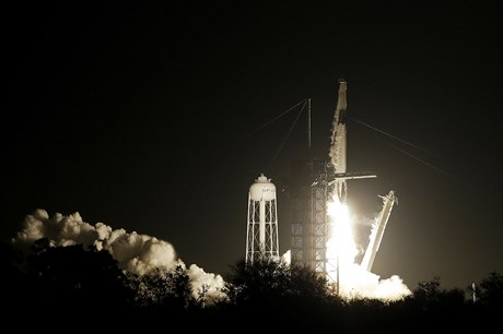 Lo do kosmu nese ji osvdená raketa Falcon 9.