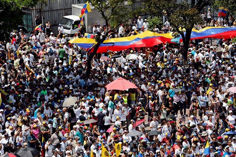 Venezuelané demonstrují proti Madurovi.