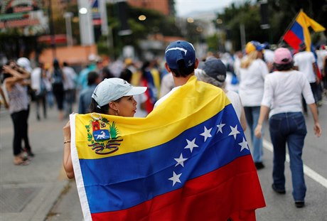 Podporovatelé opozice na demonstraci v Caracasu.