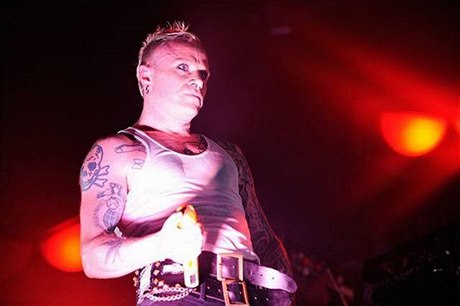 Keith Flint. Vokalista a taneník The Prodigy je pro svj ábelský vzhled...