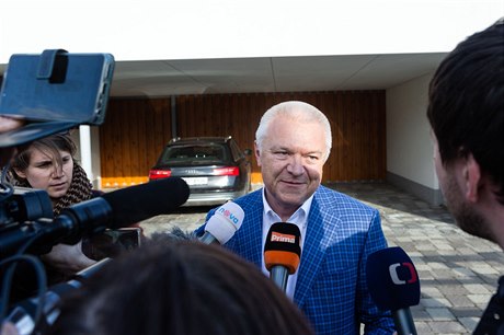 Jaroslav Faltýnek hovoí s novinái pi domovní prohlídce svého domu v...