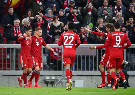 Fotbalisté Bayernu Mnichov se radují ze vstelené branky do sít Wolfsburgu