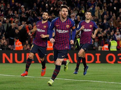 Lionel Messi slaví vítěznou branku do sítě Rayo Vallecano