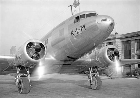 Douglas DC 3. Britská tajná sluba si pro evakuaci eskoslovenských zpravodajc...