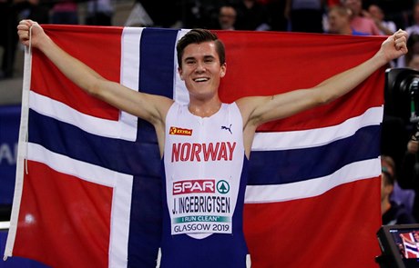 Nor Jakob Ingerbrigtsen celebrates slaví vítězství v běhu na 3000 metrů.