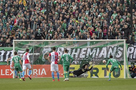 Tomáš Souček proměňuje penaltu.