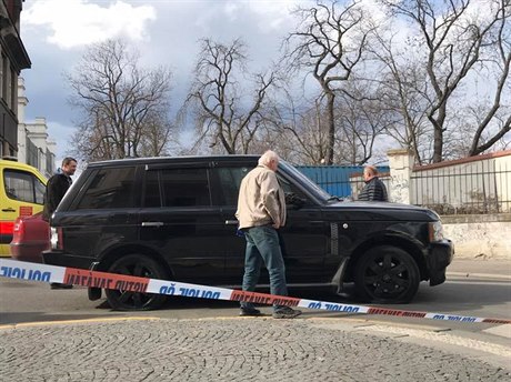 Vozidlo, které policistm ujídlo pi zásahu v praské Kamenické ulici.