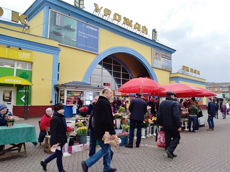 Kvtinové stánky ped rynkem Uroaj.