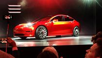 tydveov Model 3, kter Tesla poprv pedvedla v ervenci 2017.