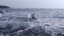 Ženu odneslo moře, když pózovala na kusu ledu ve tvaru trůnu.