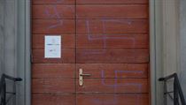 Hákové kříže se objevily na dveřích bývalé synagogy ve francouzském Mommenheimu.