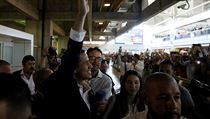 Guaidó mává po příletu svým podporovatelům.