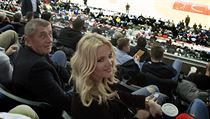 Andrej Babiš s manželkou Monikou Babišovou na zápase NBA.