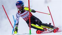 Mikaela Shiffrinová v průběhu slalomu ve Špindlerově Mlýně