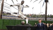 Klub Los Angeles Galaxy postavil Beckhamovi sochu.