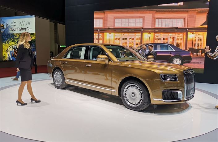 Ruská limuzína Aurus Senat na autosalonu v �enev�