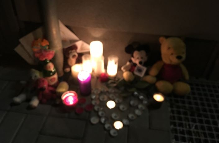 Pietní místo, které vzniklo ped domem, kde byla usmrcena dvouletá holika.