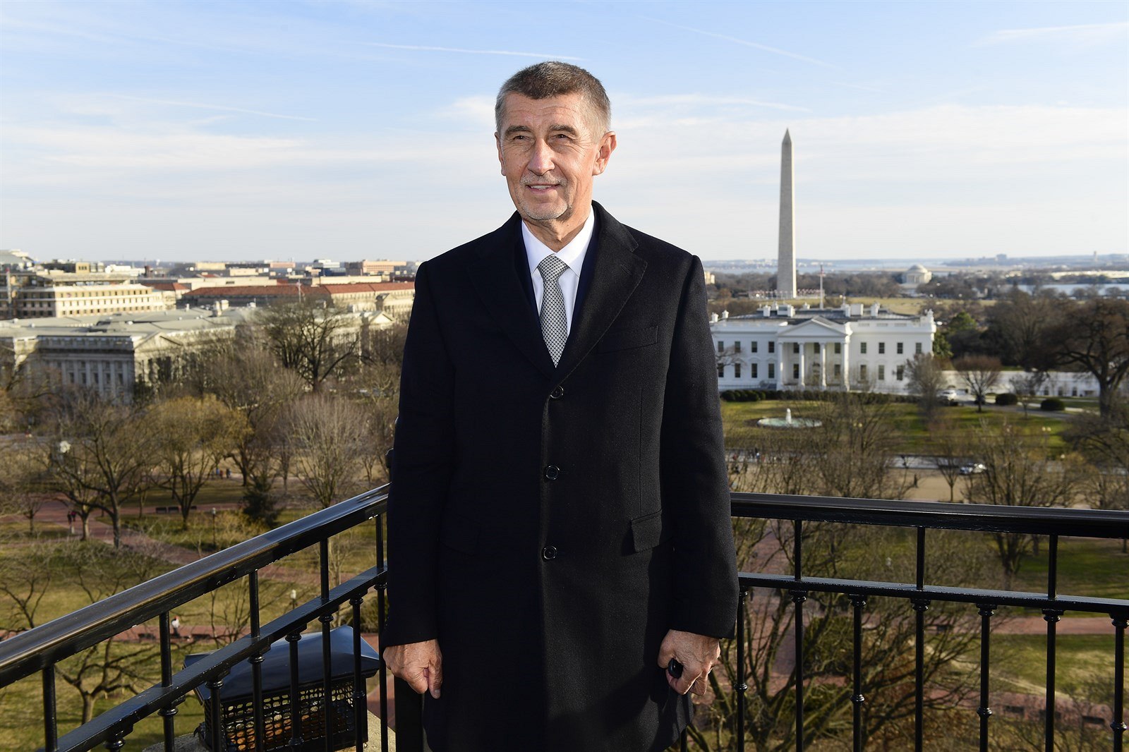 Premiér Andrej Babi� pózuje ve Washingtonu na terase hotelu, kde byl ubytován.