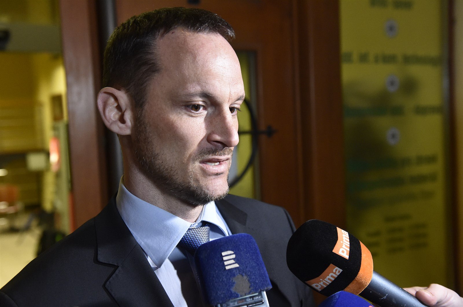 Státní zástupce Radek Mezlík hovo�í s noviná�i 9. b�ezna 2019 p�ed budovou...