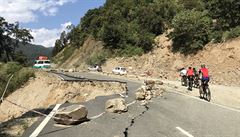 Eroze v Himalájích zpsobuje, e nov poloený asfalt nemívá dlouhého trvání,...
