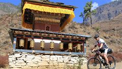 Krajina v Bhútánu je typická svými orteny, pvodn urenými k uchovávání...