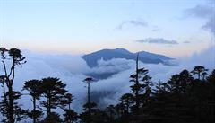 Výhled ze sedla Jonkola - 3700 m vysokého prsmku, Bhútán