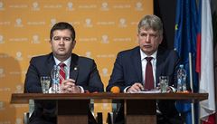 Pedseda SSD Jan Hamáek (vlevo) a místopedseda strany Roman Onderka na...