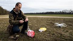 Ornitolog Petr Kolomazník pouívá drony k výcviku svých dravc.